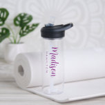 Lila Skriptname Trinkflasche<br><div class="desc">Maßgeschneiderte Klarwasserflasche mit Ihrem Vornamen in einem fett lila Schriftsatz, in dem Ihr Nachname in moderner Schrift dargestellt wird. Die einfache, personalisierte Wasserflasche kann auch zur Anzeige Ihres Unternehmens- oder Firmennamens verwendet werden.</div>