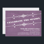 Lila Slanted Chalkboard Feier einladen Einladung<br><div class="desc">Elegante und stilvolle Slanted Chalkboard Holiday Party Einladung in lila mit einem kunstvollen Deko-Rahmen und einem trendigen Chalkboard-Look Hintergrund. Diese schicke Einladung eignet sich ideal, um Freunde für Ihren Urlaub zu begeistern! Einfach anpassen, fügen Sie einfach Ihre Party-Details in den Textfeldern zur Verfügung. Klicken Sie auf "Anpassen", um weitere Personalisierungsoptionen...</div>