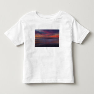 Lila Sonnenaufgang am Meeresufer Kleinkind T-shirt