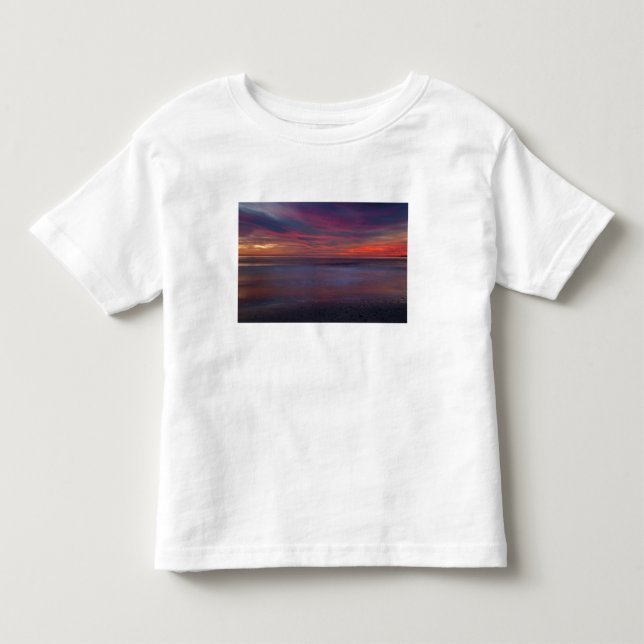Lila Sonnenaufgang am Meeresufer Kleinkind T-shirt (Vorderseite)