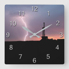 Lila Sonnenaufgang auf dem Ölfeld Quadratische Wanduhr