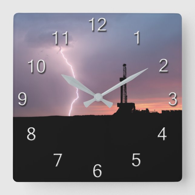 Lila Sonnenaufgang auf dem Ölfeld Quadratische Wanduhr (Vorderseite)