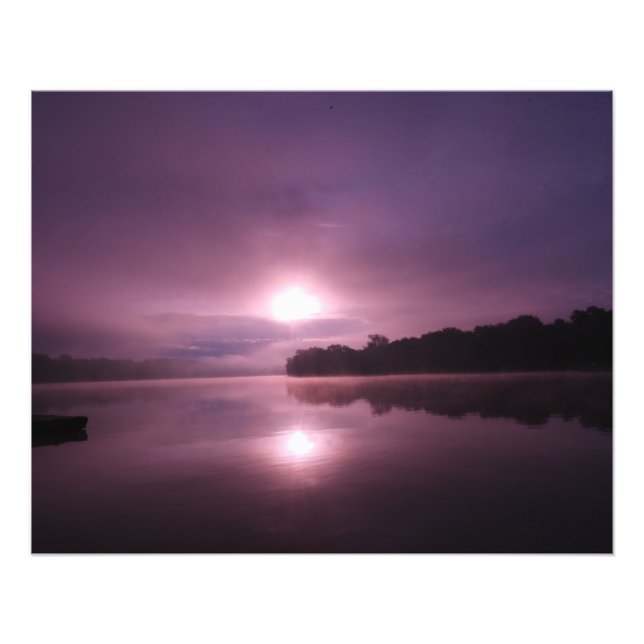 Lila Sonnenaufgang über Wasser Fotodruck (Vorne)