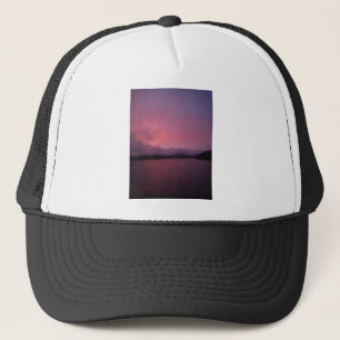 Lila Sonnenuntergang am Lake Arrowhead Truckerkappe