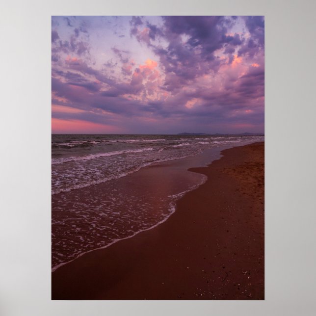 Lila Sonnenuntergang am Sandstrand - Rimini, Itali Poster (Vorne)