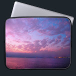 Lila Sonnenuntergang im Ozean Foto einfach, modern Laptopschutzhülle<br><div class="desc">Mit diesem wunderschönen Foto eines leise hellen lila, rosafarbenen und blauen Sonnenuntergangs über dem Pazifik werden Sie immer inspiriert, wenn Sie Ihren neoprennen Laptop-Ärmel benutzen. Dieser Laptop-Ärmel ist in drei Größen erhältlich: 15 Zoll, 13 Zoll und 10 Zoll. Ein tolles Geschenk für jemanden, der etwas Besonderes ist! Sie können diesen...</div>