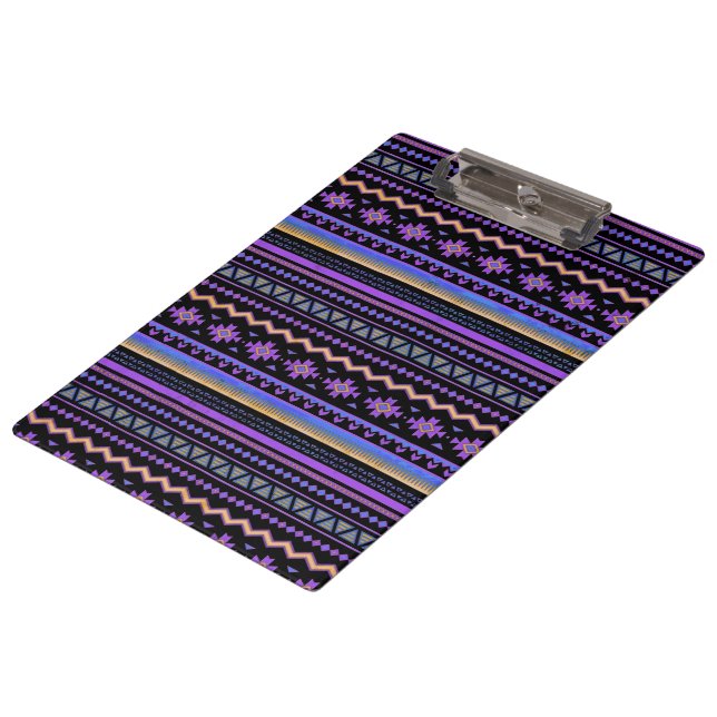 Lila Stammesdesign Klemmbrett (Schrägansicht)