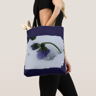 Lila Stiefmütterchen im Schnee Tasche