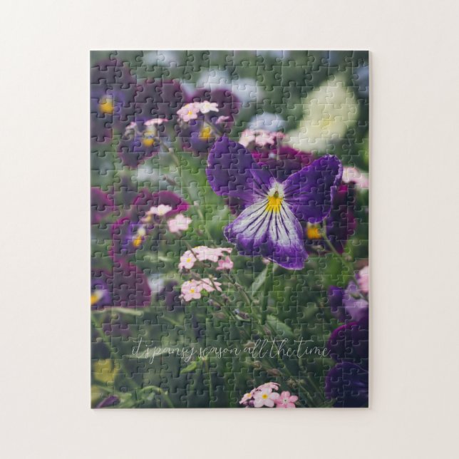 Lila Stiefmütterchen und rosa Vergessenmernots (Vertikal)