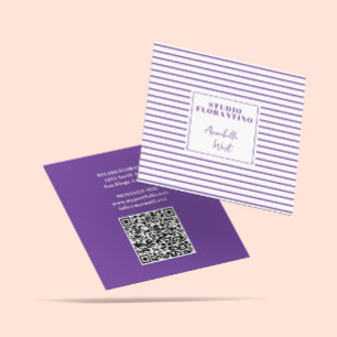 Lila Streifen mit QR-Code auf dem modernen Platz Quadratische Visitenkarte