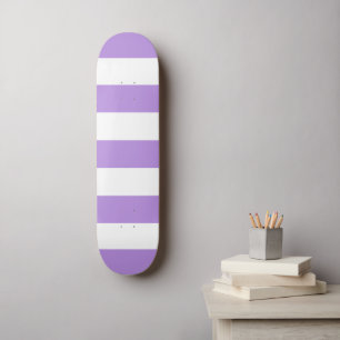 Lila Streifen, weiße Streifen, Streifenmuster Skateboard