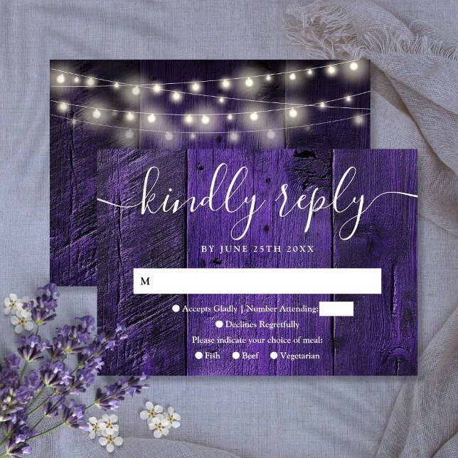 Lila String Lights Rustic Wood Western Hochzeit RSVP Karte (Purple String Lights Rustic Wood Western Wedding RSVP Card)