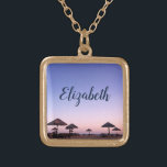 Lila Sunset California Beach Foto Monogram Name Vergoldete Kette<br><div class="desc">Ein lila, blauer und rosa Sonnenuntergang am Strand von Südkalifornien mit Palapas aus Stroh sorgt für Entspannung und Reflexion. Reisen Sie zurück zu Ihrem Urlaubstag, wann immer Sie diese atemberaubende, schöne Fotografie personalisierten Namen charme Halskette tragen. Diese Halskette ist in kleinen, mittleren und großen Größen sowie in quadratischer und kreisförmiger...</div>