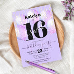Lila Sweet 16 Birthday Girly Glam Ballon Script Einladung<br><div class="desc">"Happy Sweet 16". Schicken Sie diese atemberaubende, einfache, festliche, moderne, personalisierte Party Einladung für eine Veranstaltung, an die Sie sich erinnern können. Fett, grafisch, schwarz Typografie und handgeschriebenes Skriptüberlagern lila Ballons und goldene funkelnd Saitenleuchten auf einem lila Hintergrund mit weichem Licht. Personalisieren Sie den benutzerdefinierten Text mit dem Namen Ihrer...</div>