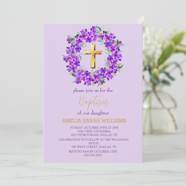 Lila Taufe des Lilac Floral Gold Cross Girl Einladung (Stehend Vorderseite)