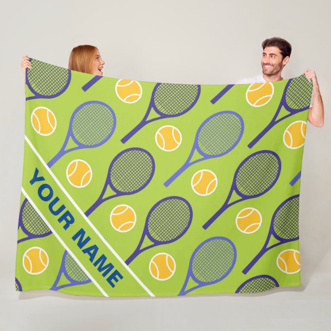 🎾 Lila Tennisschläger auf Grün, individuelle Name Fleecedecke (Beispiel)