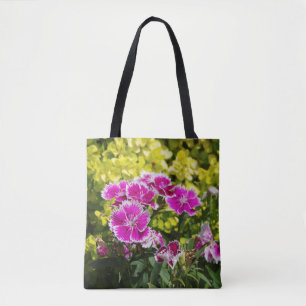 Lila Teppich auf dem Totbeutel Tasche