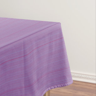 Lila Tischdecke mit kleinem Nadelstreifenmuster