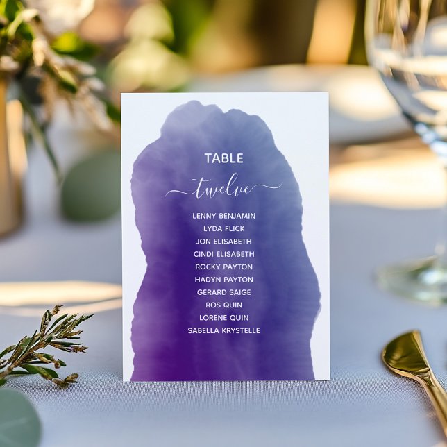 Lila Tischnummer (Purple watercolor table card with modern script and guest names.)