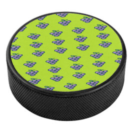 Lila Traubenmuster auf grün Eishockey Puck