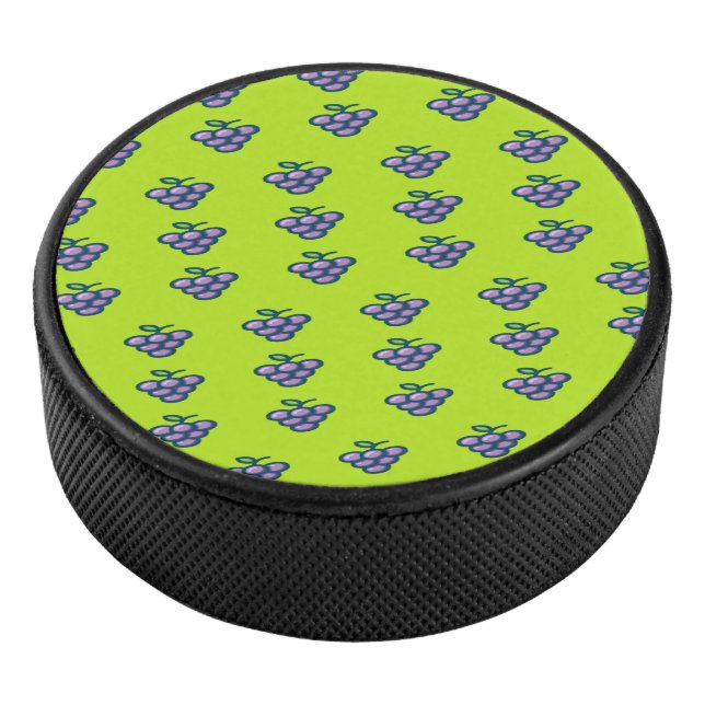 Lila Traubenmuster auf grün Eishockey Puck (3/4)