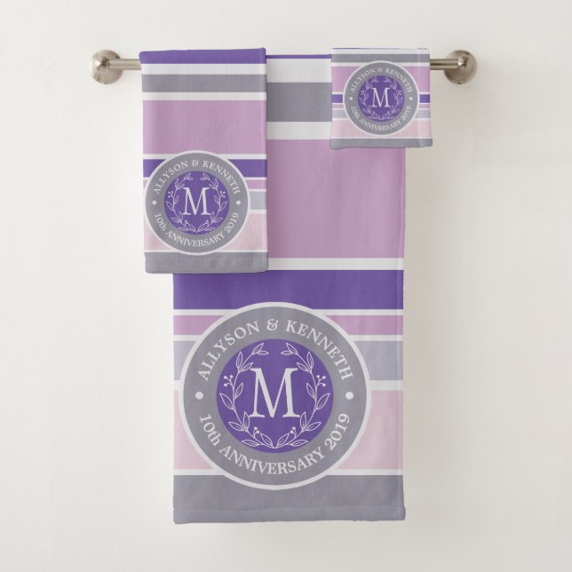 Lila Trendy Stripes Monogram Wreath Laurel Leaf Badhandtuch Set (Insitu)
