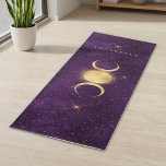 Lila Triple Moon Personalisiert  Yogamatte<br><div class="desc">Dieses wunderschöne Himmelsdesign besticht durch einen goldenen Tripelmond mit goldenen Sternen auf einem Hintergrund lila Sternenhimmels. Der Tripelmond ist ein altes Symbol,  das die Göttin und die Zyklen ihres Lebens (Maiden,  Mutter und Krone) Personalisieren Sie mit Ihrem Namen.</div>