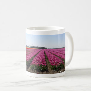Lila Tulips Field Panoramablick Kaffee Tasse
