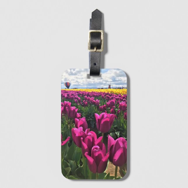 Lila Tulips in einem Feld mit Heißluftballon Gepäckanhänger (Vorderseite Vertikal)