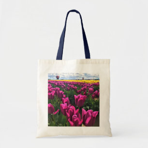 Lila Tulips in einem Feld mit Heißluftballon Tragetasche