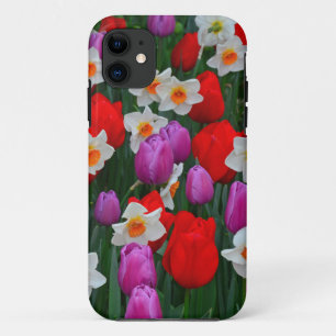 Lila Tulpen und Gartenmöbel iPhone 11 Hülle