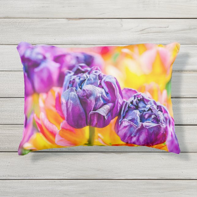 Lila TulpenBlume Kissen Für Draußen (Vorderseite)