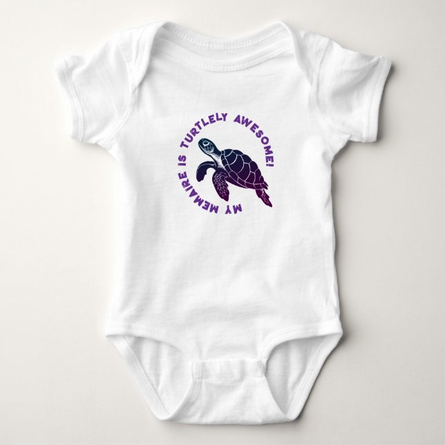 Lila Turtle MEMAIRE Baby Strampler (Vorderseite)