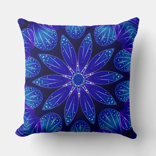 Lila und Aquamarine Petals Mandala Kissen (Vorderseite)