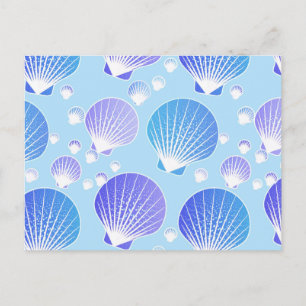 Lila und blaue Muscheln auf Hellblau Postkarte