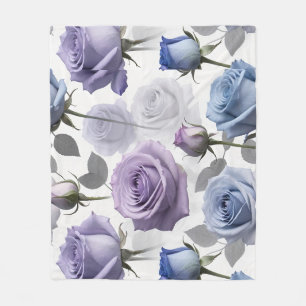 Lila und blaue Rosen auf einem wolkigen Grau Fleecedecke
