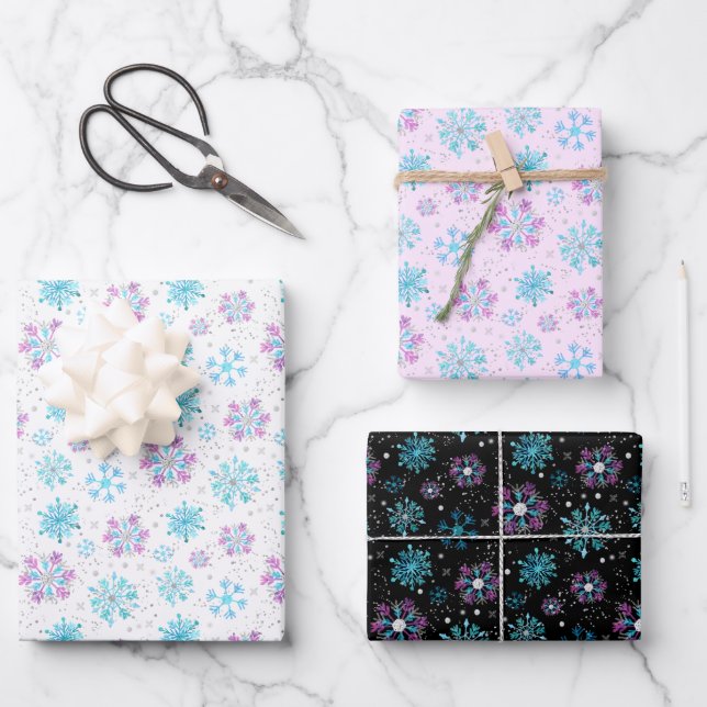 Lila und blaue Winterschneeflocken Geschenkpapier Set (Vorderseite)