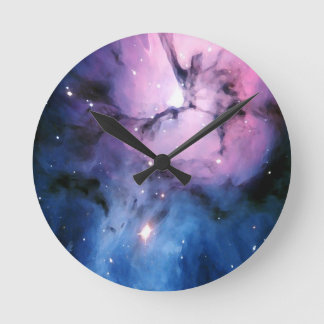 Lila und blauer Nebel Runde Wanduhr
