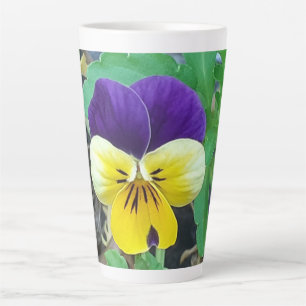 Lila und gelbe Pansy Latte Tasse