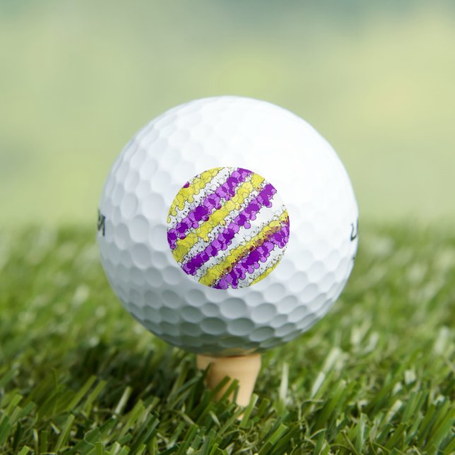 Lila und gelber Spritzer gestört Golfball (Insitu T-Shirt)