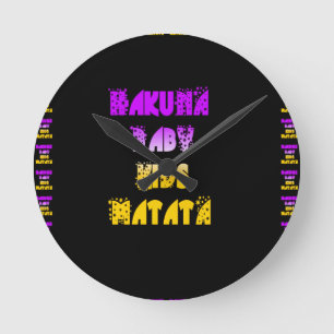 Lila und gelbes Hakuna Matata Baby scherzt Runde Wanduhr
