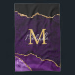 Lila und goldener Marmorschlauch Geschirrtuch<br><div class="desc">Dieses Küchentuch mit elegantem und glamourösem Marmorboden mit geode gemstone Details und Imitaten goldenen Glitzer Akzente. Das Monogramm kombiniert handgeschriebene Skripte mit modernen serifenlosen Schriftart für ein elegantes und raffiniertes Aussehen. Dies wird das ideale Geschenk, da es mit einem Namen und Initial angepasst werden kann. Die lila Farbtöne machen es...</div>