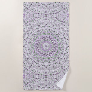 Lila und grünes Mandala-Musterdesign Strandtuch