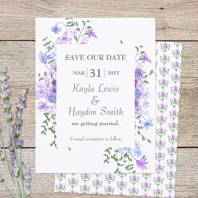 Lila und hellblaue Rose Hochzeit speichern das Dat Einladung (lavender and dusty blue floral SAVE OUR DATE wedding card for a light purple springtime theme)
