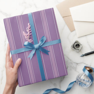 Lila und Helllila Streifen Geschenkpapier