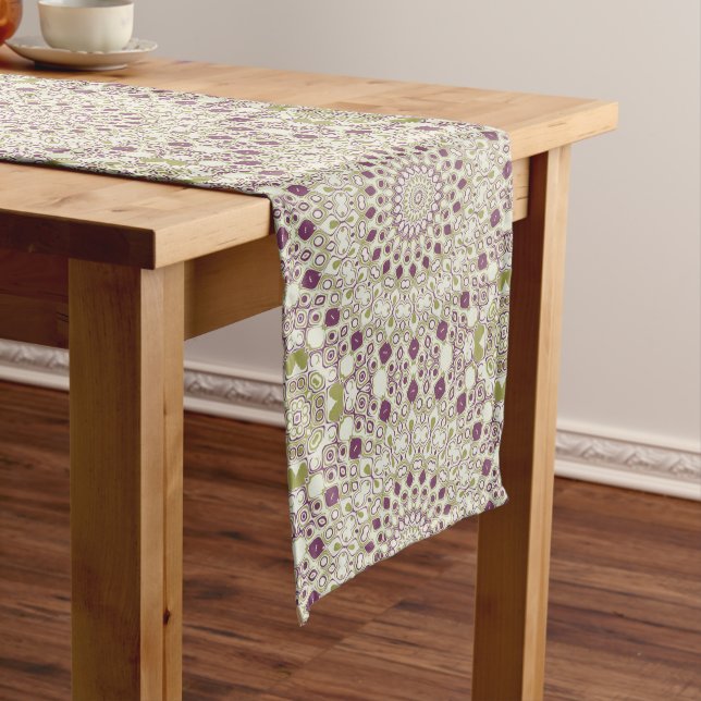 Lila und Olive Geometric Mandala Pattern Mittelgroßer Tischläufer (Beispiel)