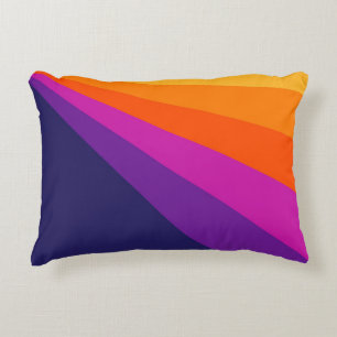 Lila und orange diagonale Retro-Streifen Dekokissen