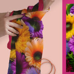 Lila und orangefarbene Blume Schal<br><div class="desc">In diesem Kunstwerk gibt es zarte aprikotfarbene orangefarbene Rose und phantastische rosa und violette Blumen, die nur in meiner Fantasie existieren. Diese Vorstellungskraft wurde mit künstlerischer Intelligenz ermöglicht.</div>
