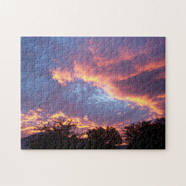 Lila und orangefarbene Wolken bei Sonnenuntergang (Horizontal)