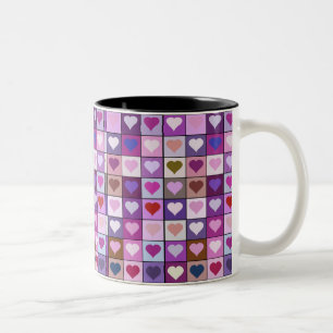 Lila und rosa Herz-Quadrate Zweifarbige Tasse